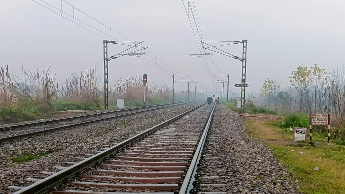 Akaltakht Express: कुछ यात्री चलती ट्रेन से भी कूदे, एक को मामूली चोट आई। जागरण