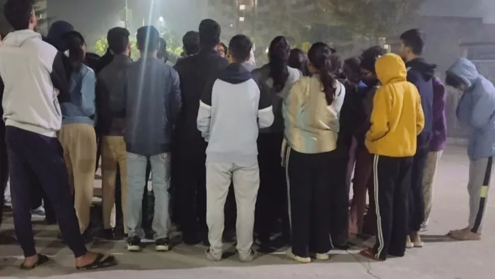 घटना के बाद एम्स परिसर में जुटे छात्र। जागरण