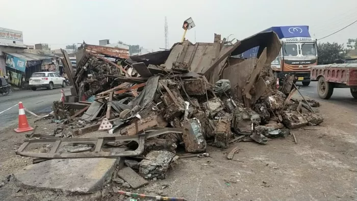 खेरेश्वर चौराहे पर हुआ हादसा, दोनों ट्रक क्षतिग्रस्त।