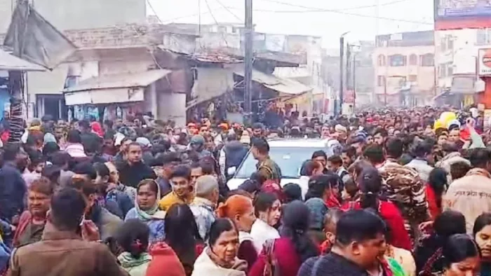 वृंदावन के विद्यापीठ चौराहा पर शुक्रवार को श्रद्धालुओं की भीड़ के बीच पहुंचे श्रद्धालुओं के वाहन ने बढ़ाई मुश्किलें।फोटो: जागरण।