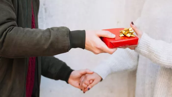 New Year Gifts option पार्टनर को दीजिए यादगार तोहफे। ( Pic courtesy : Freepik)