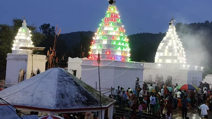 जमुई का गिद्धेश्वरनाथ शिव मंदिर (जागरण फोटो)