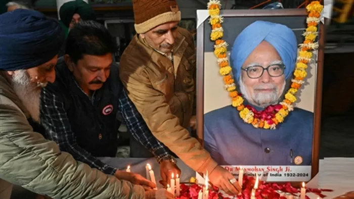 अमृतसर में पूर्व प्रधान मंत्री मनमोहन सिंह को श्रद्धांजलि देते हुए मोमबत्तियाँ जलाईं (फोटो- एएफपी)