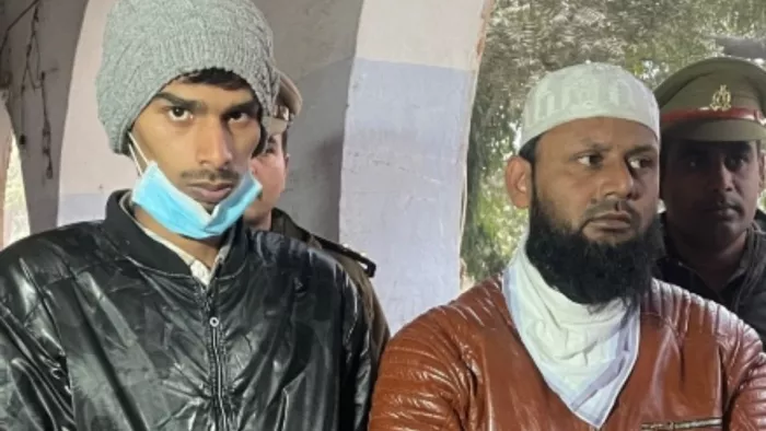 कर्नलगंज पुलिस द्वारा पकड़े गए साइबर गिरोह के सदस्य आरोपी मोहम्मद स्वालेह और मौलाना मोहम्मद जावेद अख्तर।