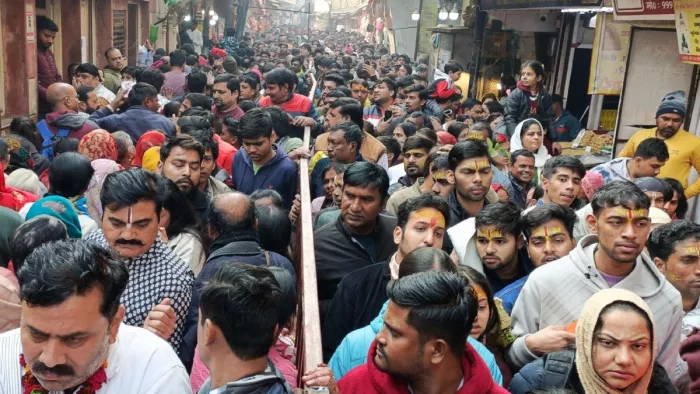 बांकेबिहारी मंदिर में दर्शन के लिए आई श्रद्धालुओं की भीड़ से बाजार में इसी तरह बना रहा दबाव। फोटो: जागरण।