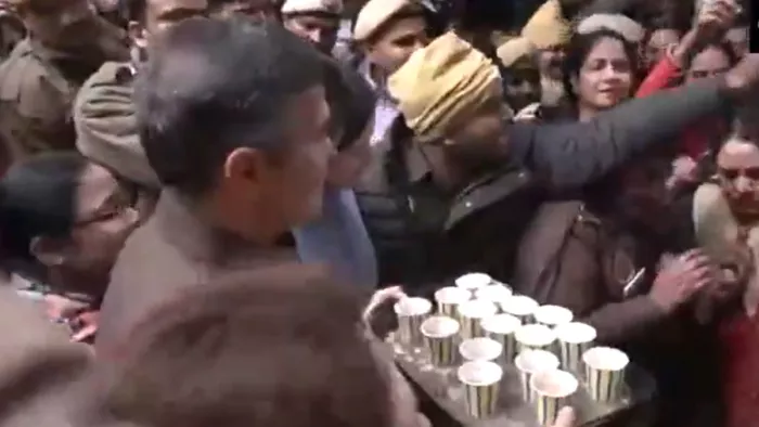 बीजेपी नेता प्रवेश वर्मा ने आप कार्यकर्ताओं को चाय-बिस्कुट ऑफर किया।