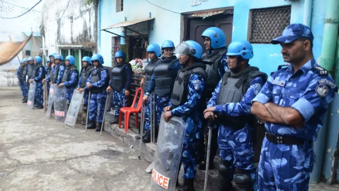 संभल में पुलिस चौकी निर्माण कार्य के दौरान जामा मस्जिद के पास मुस्तैद आरएएफ के जवान। जागरण