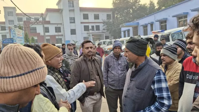 अस्पताल के बाहर मौजूद मृतक के परिजन और पुलिसकर्मी