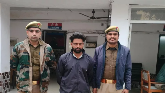 पीलीभीत के पूरनपुर कोतवाली पुलिस की गिरफ्त में आतंकियों का मददगार आरोपित जसपाल सिंह उर्फ सनी। स्त्रोत पुलिस