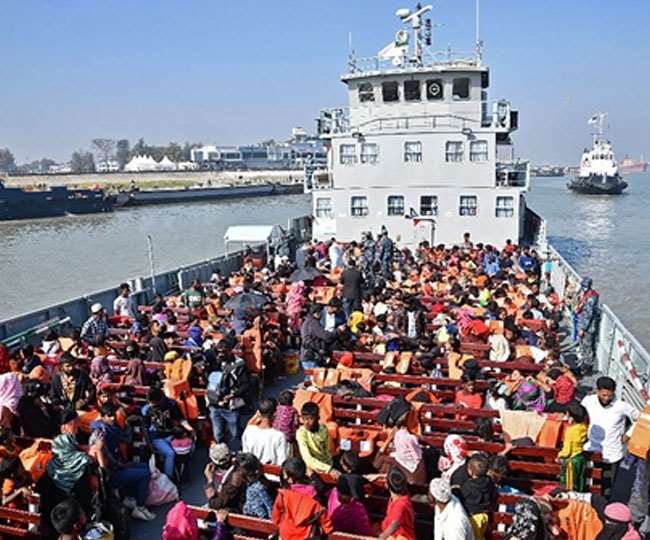 रोहिंग्या शरणार्थियों को बांग्लादेश के नौसेना के जहाज से भेजा गया। (फोटो: एएफपी)