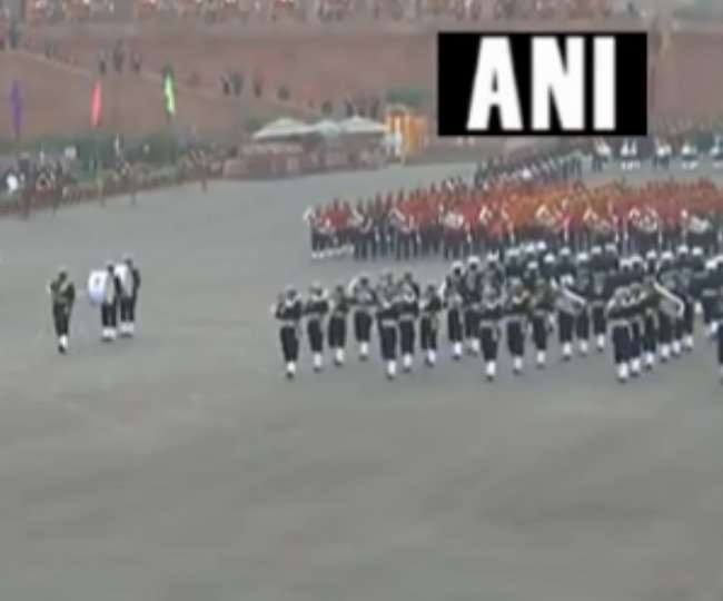 राष्ट्रीय राजधानी नई दिल्ली के विजय चौक पर शुक्रवार को बीटिंग रिट्रीट का कार्यक्रम आयोजित किया गया।