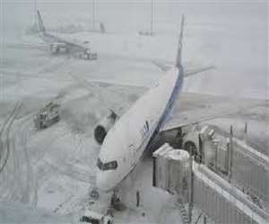 जापान में भारी बर्फबारी और तेज हवा के चलते लगभग 100 फ्लाइट्स कैंसल
