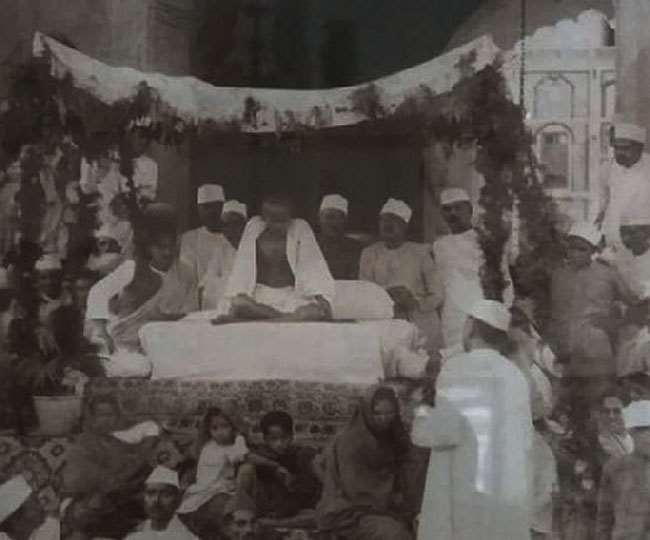 गांव असौड़ा स्थित महल में जनसभा को संबोधित करते महात्मा गांधी।