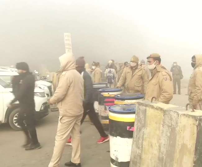 अपने गंतव्य तक पहुंचने के लिए कई किलोमीटर की दूरी तय करनी पड़ती है।