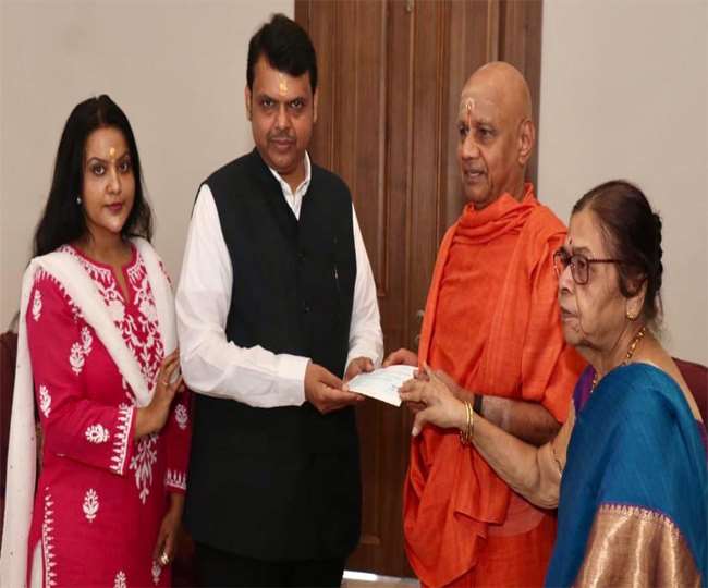 Maharashtra: देवेंद्र फड़नवीस ने राम मंदिर के निर्माण के लिए 100001 रुपये का दिया चेक