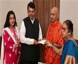 देवेंद्र फड़नवीस ने राम मंदिर के निर्माण के लिए 100001 रुपये का दिया चेक। फाइल फोटो