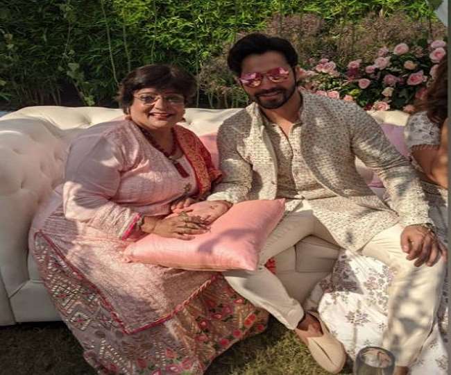 एक फोटो में वीणा नागदा नताशा दलाल और उनकी मां के साथ बैठी नजर आईl