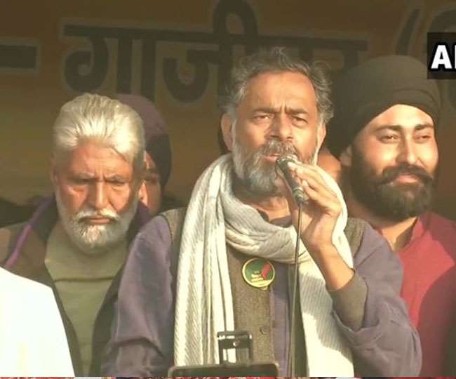 मीडिया से बात करते योगेंद्र यादव। एएनआइ।