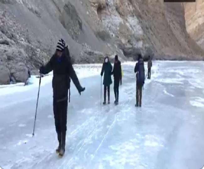 लद्दाख में लोग इन दिनों चादर ट्रैकिंग का खूब लुत्फ उठा रहे हैं। (फोटो: एएनआई)