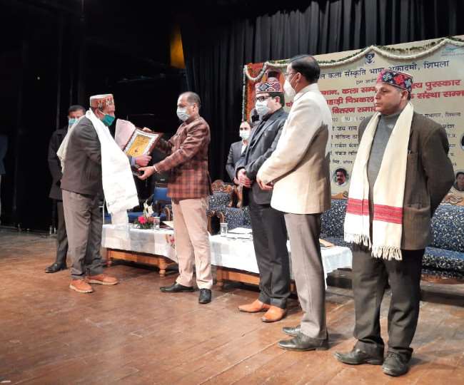 गेयटी थियेटर शिमला में आयोजित शिखर सम्मान, कला सम्मान समारोह में सम्‍मानित करते मुख्‍यमंत्री जयराम ठाकुर।