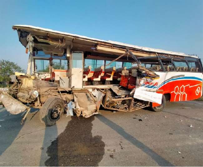 कन्नौज में एक्सप्रेस वे पर ट्रक ने बस में टक्कर मारी।