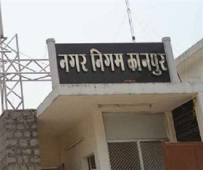 कानपुर नगर निगम ने कूड़ा उठाना शुरू कर दिया है।