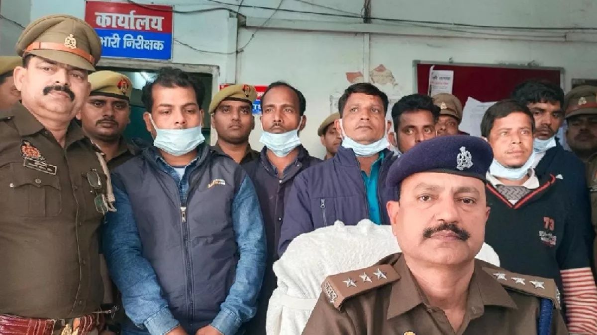 गिरफ्तार टप्पेबाजों के बारे में जानकारी देते एसीपी कोतवाली। जागरण