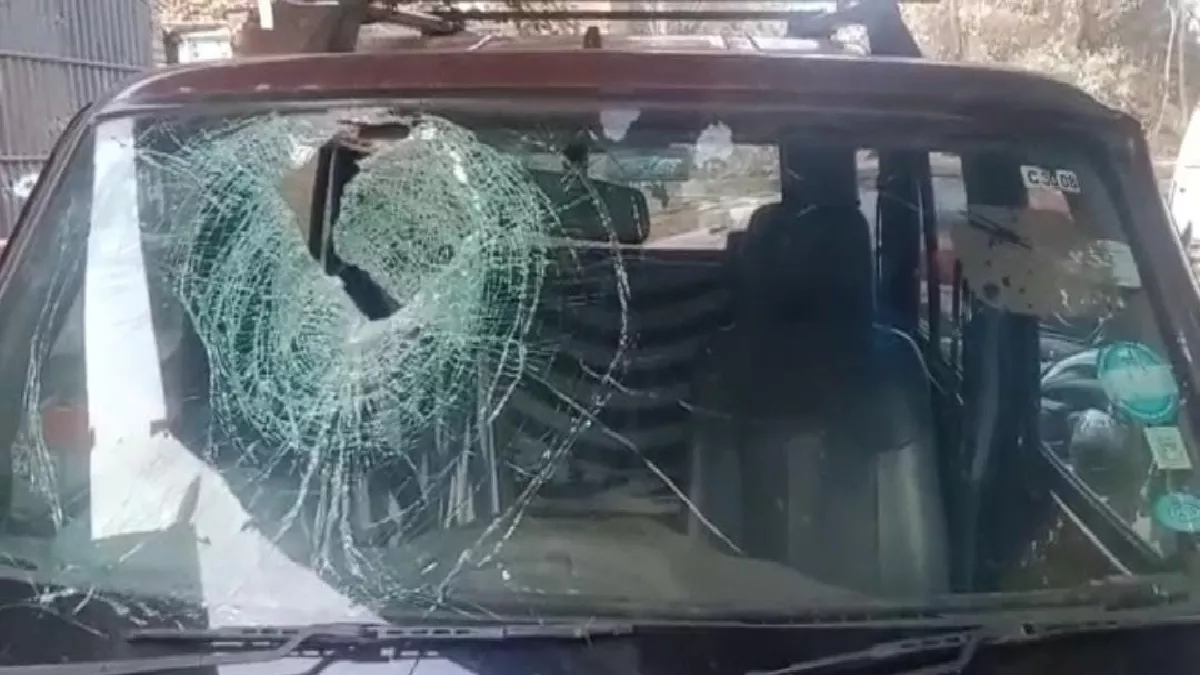 उत्पाद विभाग के वाहन पर पथराव में टूटा शीशा