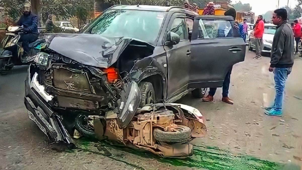 Ghaziabad Girl Accident स्कूटी को टक्कर मारने के बाद कार में फंसी