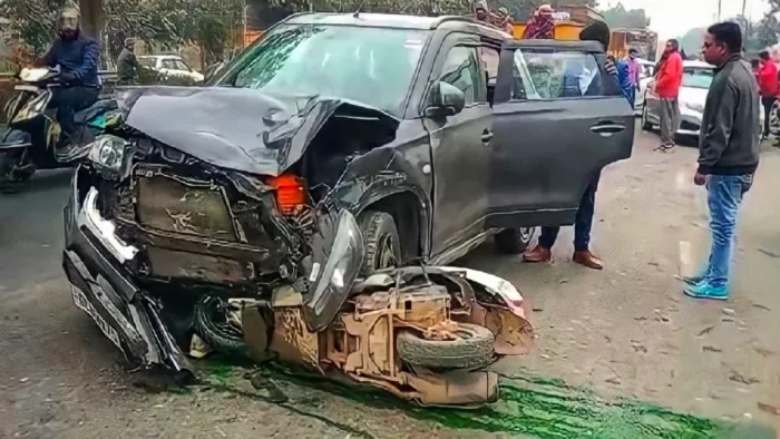 स्कूटी को टक्कर मारने के बाद कार में फंसी युवती, दूर तक घसीटा।