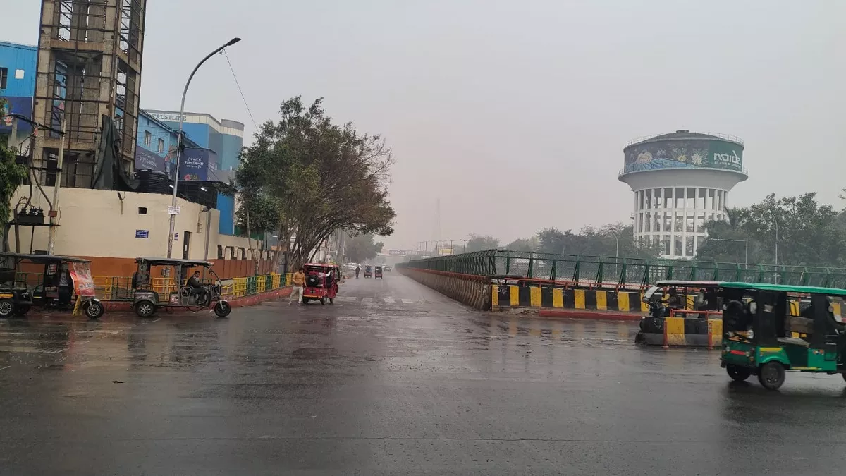 दिल्ली NCR में बूंदाबांदी से बढ़ी ठिठुरन, कई इलाकों में तेज बारिश; न्यूनतम तापमान भी गिरा