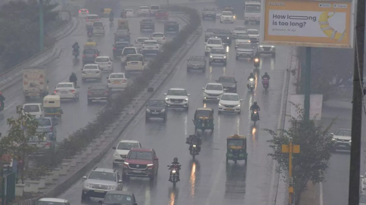 Delhi Weather Update: दिल्ली-NCR में बदला मौसम, तेज हवाओं के साथ बूंदाबांदी से बढ़ी ठंड