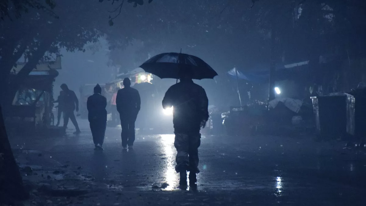 Rain in Delhi: दिल्ली NCR में हो रही झमाझम बारिश, तेज हवा ने बढ़ाई ठिठुरन; जानिए कल कैसा रहेगा मौसम