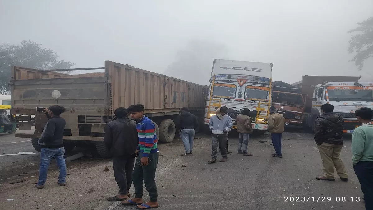 लखनऊ से कानपुर जा रहा ट्राला, मिनी ट्रक व डंपर व लोडर पीछे से भिड़ गया। जागरण