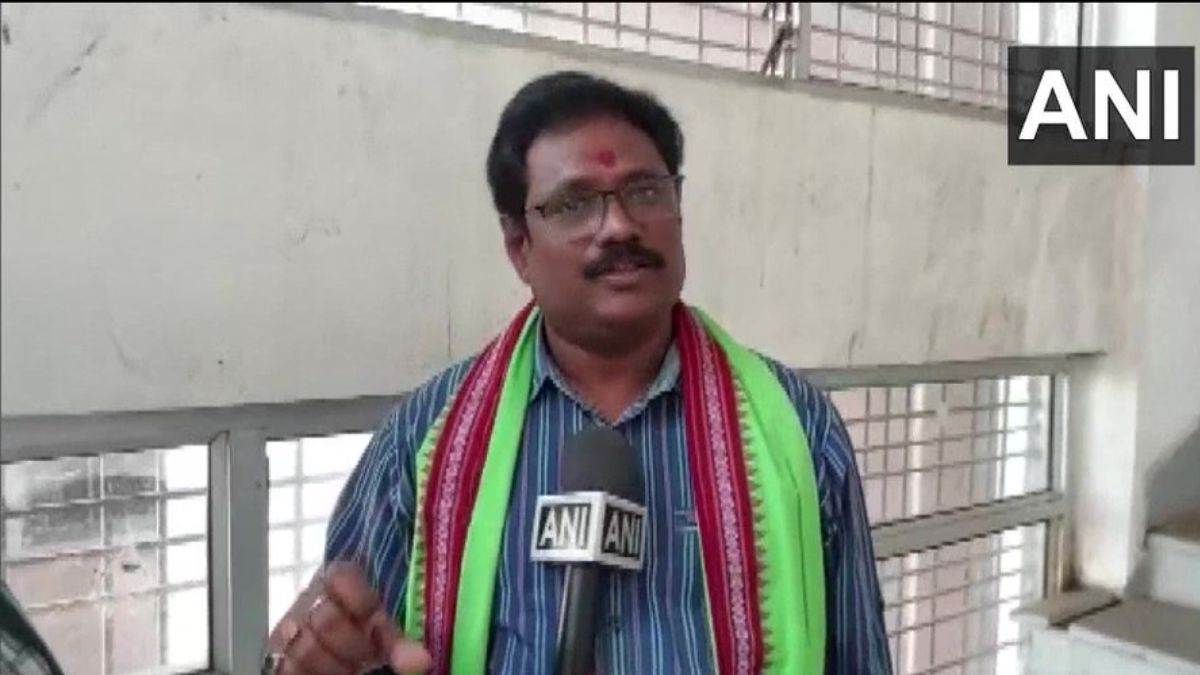 eyewitness told the policeman shot the minister naba kishore das from very close range