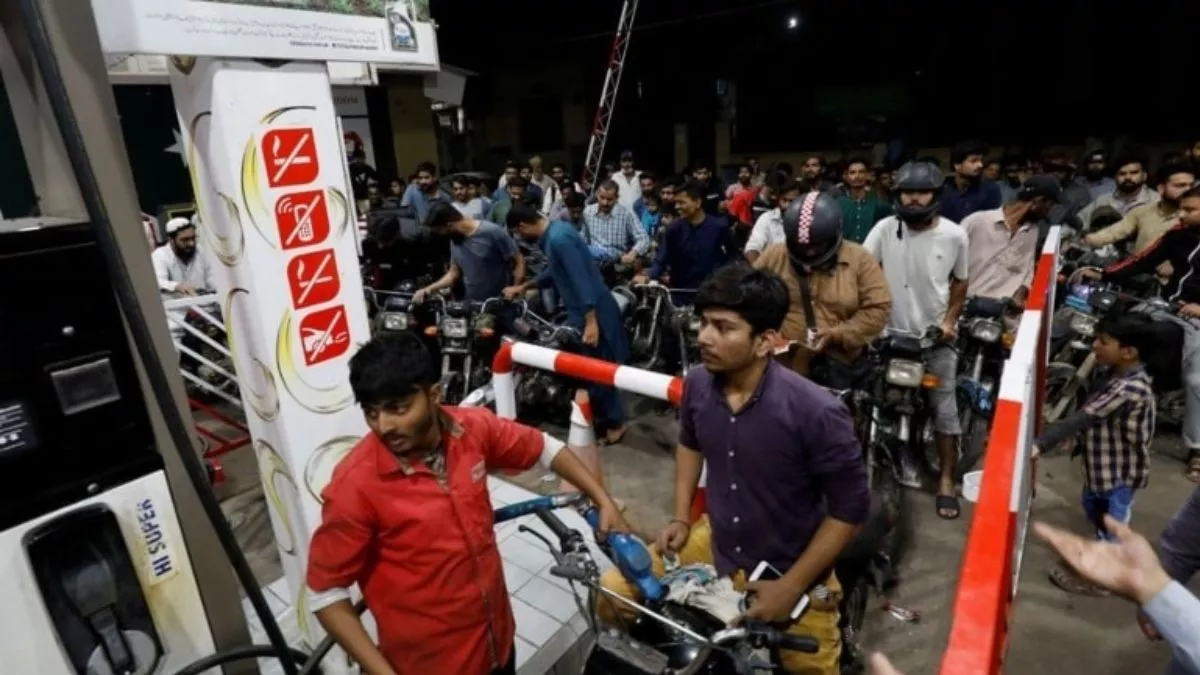 Pakistan में पेट्रोल-डीजल की कीमतों में बड़ा इजाफा, घोषणा से पहले ही पंपों पर लग गई लंबी कतारें