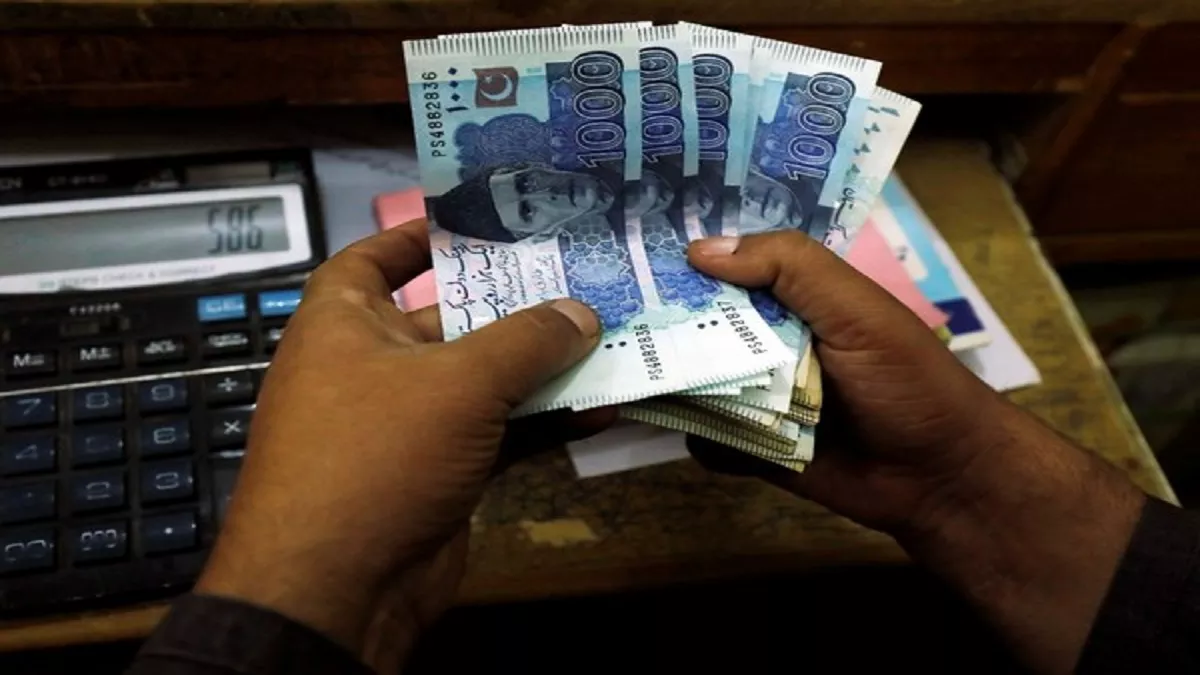 अंतरराष्ट्रीय मुद्रा कोष की शर्तों के आगे झुका पाकिस्तान, लगाएगा 200 अरब के नए कर