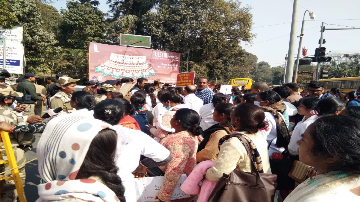 Jharkhand: आमरण अनशन पर बैठे कई प्रदर्शनकारियों की तबीयत बिगड़ी, अस्पताल में किया भर्ती; एक ऑक्‍सीजन सपोर्ट पर