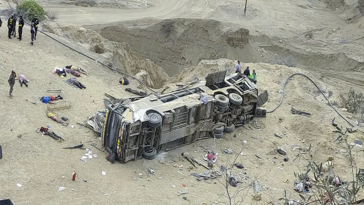 Peru: पेरू में दर्दनाक सड़क हादसा, चट्टान से नीचे गिरी 60 यात्रियों से भरी बस; 24 लोगों की मौत