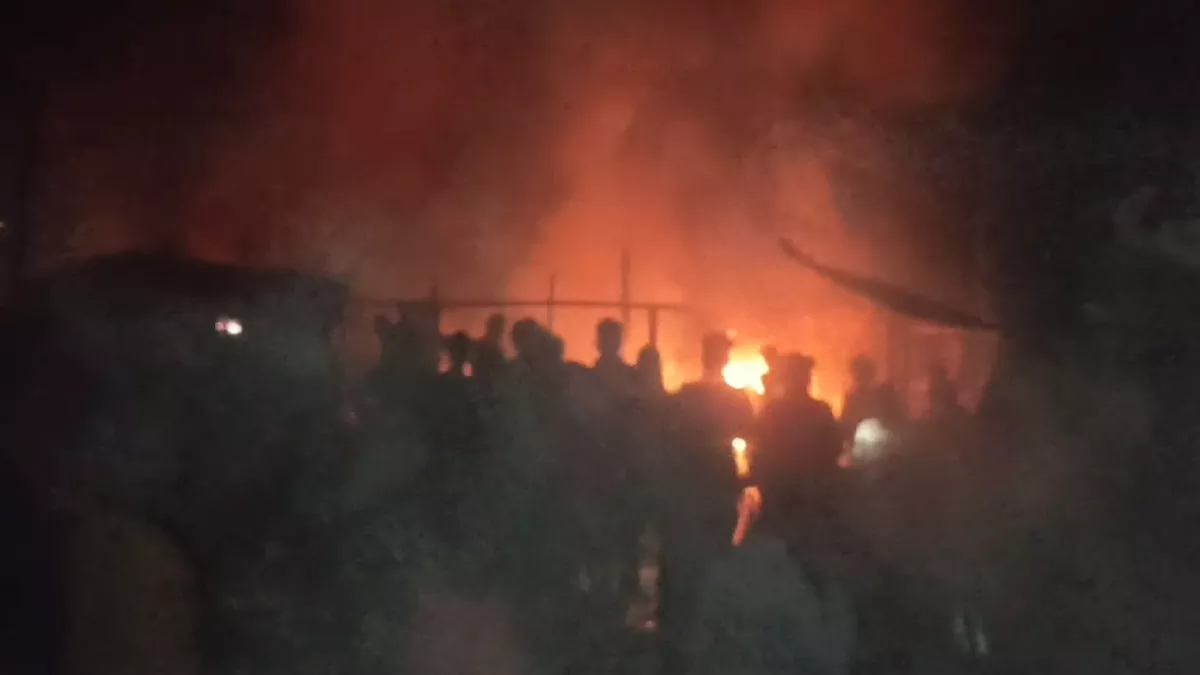 Purnea: बीडी जेजानी कॉलेज के पास आग लगने से पांच घर जलकर राख, दमकल ने पाया काबू; लाखों का हुआ नुकसान