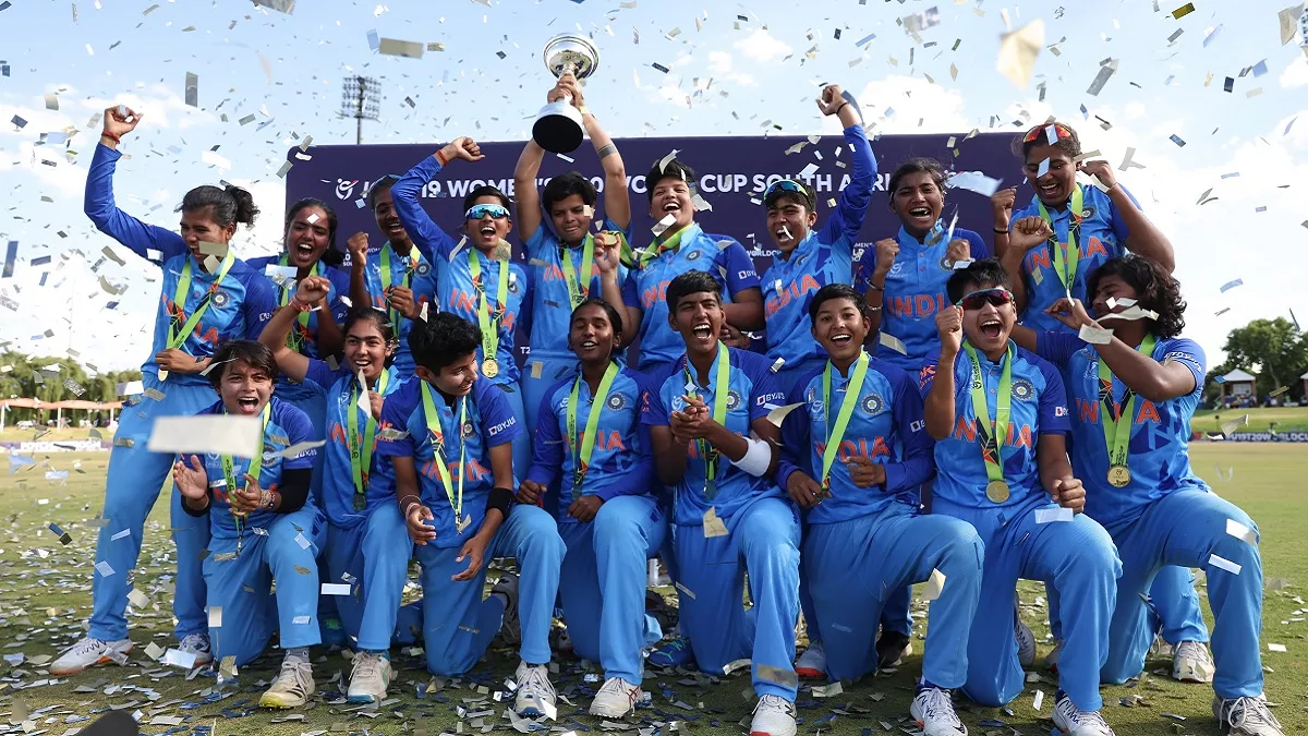 IND W vs ENG W: भारतीय अंंडर-19 महिला क्रिकेट टीम ट्रॉफी के साथ (फोटो- आईसीसी ट्विटर)