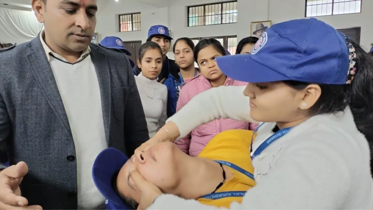 दयानंद महाविद्यालय के एनएसएस कैंप में स्वयं सेविकाओं को सेल्फ डिफेंस गुर सिखाए गए