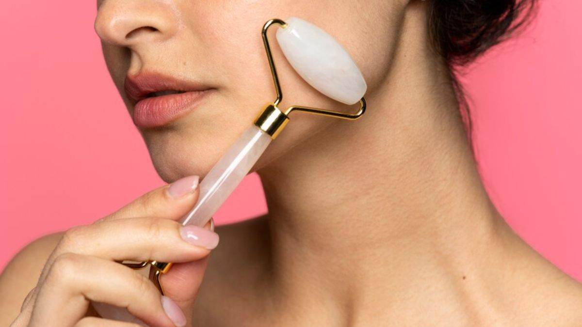 चेहरे पर करेंगी Face Roller का यूज, तो कोसों दूर चला जाएगा बुढ़ापा