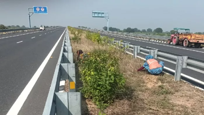 जनपद में एक्सप्रेसवे से होकर गुजरते वाहन। -सौजन्य यूपीडा
