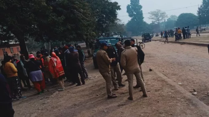 आइडीपीएल हाट बाजार में पहुंचे लोग तथा यहां तैनात वनकर्मी। जागरण