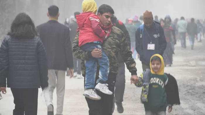 Delhi Weather Today: दिल्ली में नहीं थम रहा कड़ाके की ठंड का तांडव