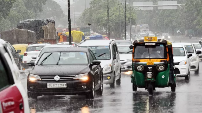 दिल्ली-NCR में बारिश का आ गया पूर्वानुमान, रविवार को छाए रहे बादल तो ठंड भी रही बरकरार।