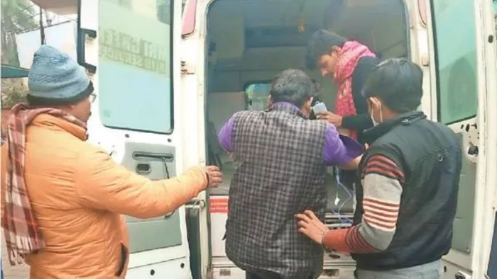 जहरीले पदार्थ का सेवन करने वाले सतेंद्र को एंबुलेंस से लेकर जाते स्वजन l जागरण