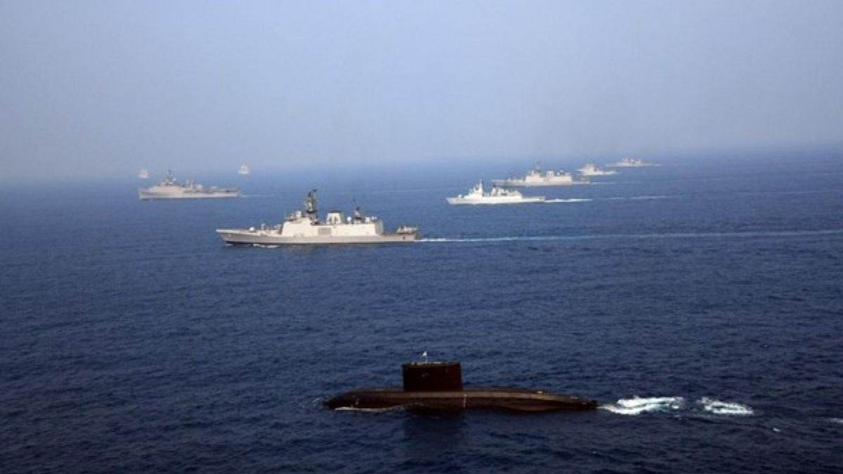 अरब सागर में भारतीय नौसेना का बड़ा रेस्क्यू ऑपरेशन, INS सुमित्रा ने समुद्री  लुटेरों से कराया बंधकों को मुक्त - Naval warship INS Sumitra is engaged in  rescuing ...