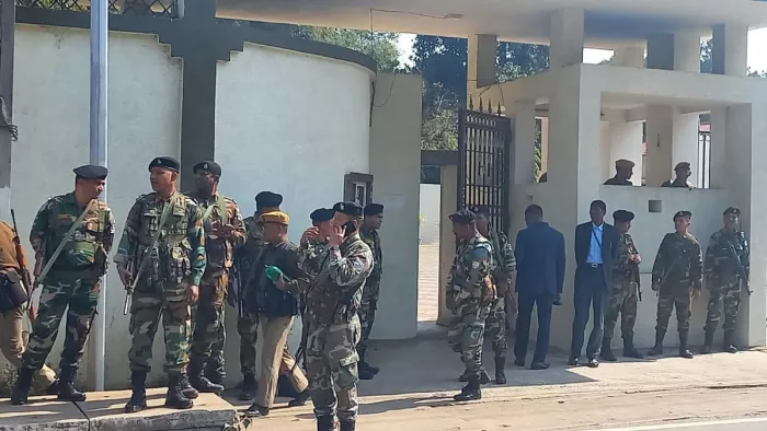 मुख्यमंत्री हेमंत सोरेन के आवास के बाहर तैनात सुरक्षाकर्मी।